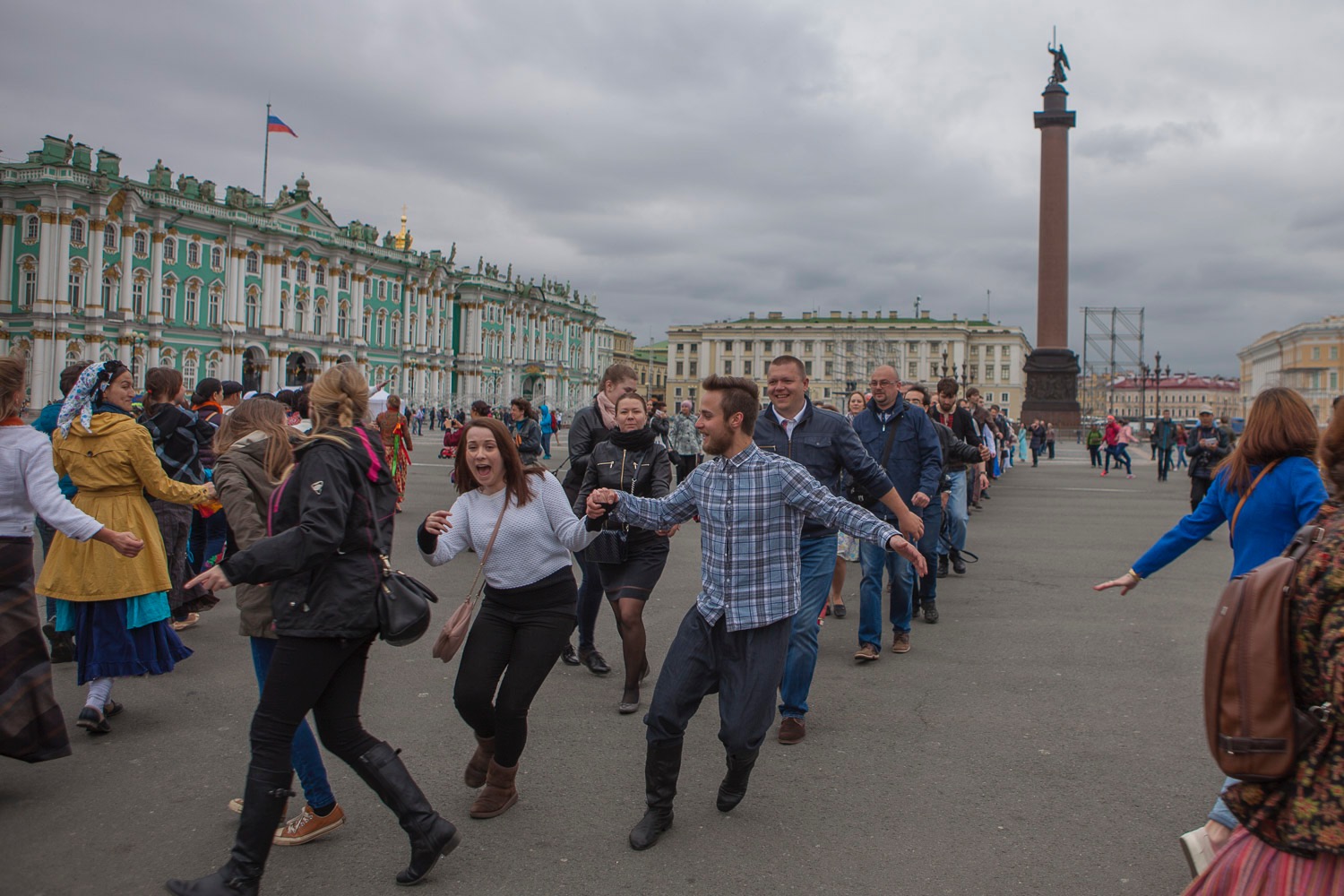 Дворцовая площадь с людьми